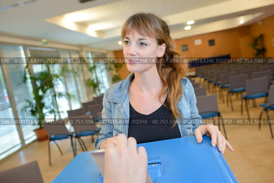 female at a polling station during voting. Стоковое фото, агентство Ingram Publishing / Фотобанк Лори