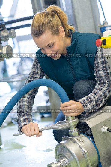 female brewery worker with bottling machinery on factory. Стоковое фото, агентство Ingram Publishing / Фотобанк Лори