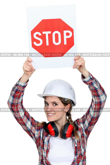 Female builder holding stop sign. Стоковое фото, агентство Ingram Publishing / Фотобанк Лори