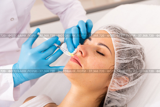 Female client during face mesotherapy. Стоковое фото, фотограф Яков Филимонов / Фотобанк Лори