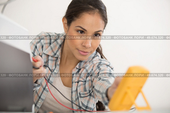 female electrician checking a fusebox. Стоковое фото, агентство Ingram Publishing / Фотобанк Лори