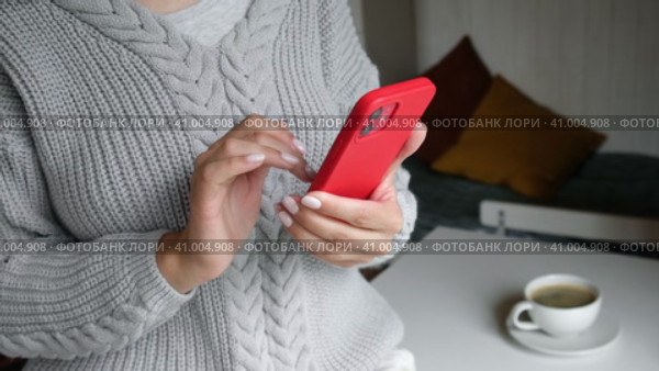 Female hand using cellphone. Close-up. Young woman holding smartphone in her hands and scrolling through the news feed. Person texting message, touching screen on smart phone. Shopping online. Стоковое видео, видеограф Марина Демидюк / Фотобанк Лори