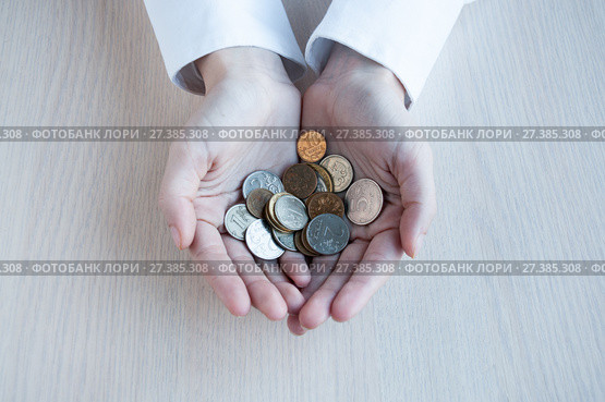 Female hands hold many small coins of rubles. Стоковое фото, фотограф Катерина Белякина / Фотобанк Лори
