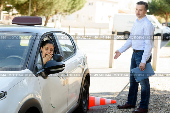 female learner driver knocking over bollard. Стоковое фото, агентство Ingram Publishing / Фотобанк Лори