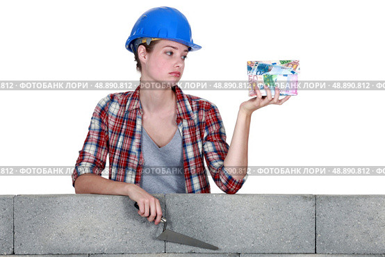 female mason holding a bunch of bills and looking very disappointed. Стоковое фото, агентство Ingram Publishing / Фотобанк Лори