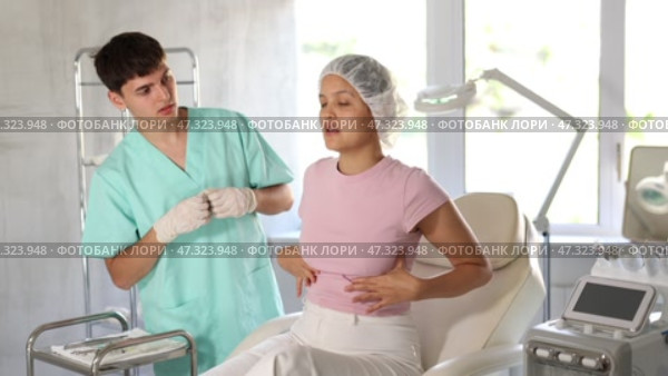 Female patient and her doctor had extensive dialogue regarding breast procedure, ensuring all aspects of surgery were thoroughly addressed. Стоковое видео, видеограф Яков Филимонов / Фотобанк Лори