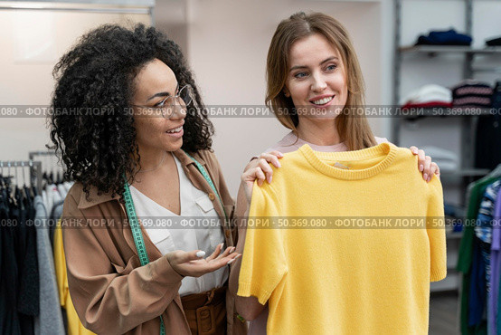 female personal shopper helping cutomer. Стоковое фото, агентство Ingram Publishing / Фотобанк Лори
