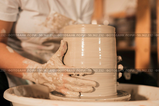 female potter shaping pot pottery workshop. Стоковое фото, агентство Ingram Publishing / Фотобанк Лори