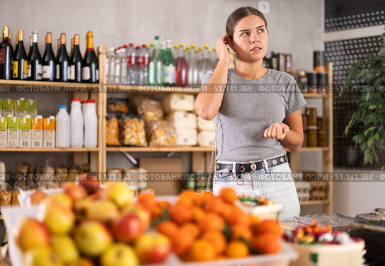 Female shopper has difficulty remembering what to buy at grocery supermarket. Стоковое фото, фотограф Яков Филимонов / Фотобанк Лори