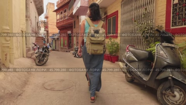Female tourist walks through the streets of an Indian city. Rajasthan, Indian Jodhpur Also blue city (2019 год). Стоковое видео, видеограф Андрей Армягов / Фотобанк Лори