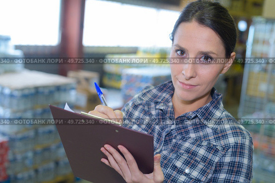female worker controlling work in storehouse. Стоковое фото, агентство Ingram Publishing / Фотобанк Лори