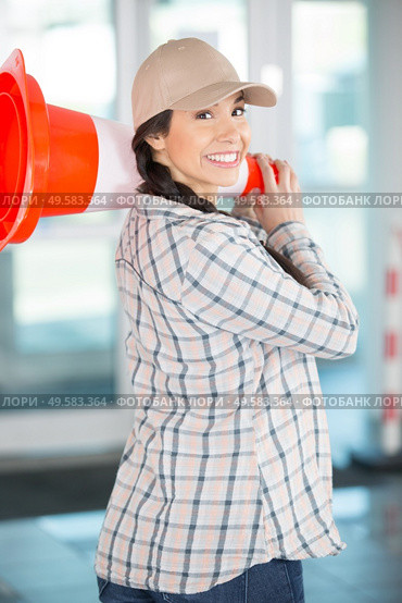 female worker holding a cones. Стоковое фото, агентство Ingram Publishing / Фотобанк Лори