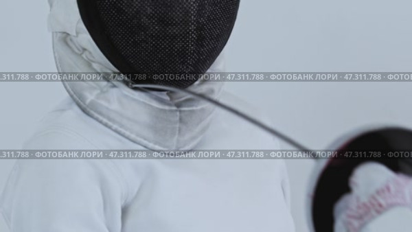 Fencing training in the white studio. Стоковое видео, видеограф Константин Шишкин / Фотобанк Лори