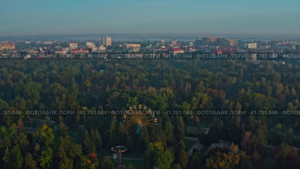 Ferris wheel in Lutsk Park (2023 год). Стоковое видео, видеограф Артем Лукин / Фотобанк Лори