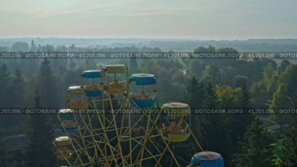 Ferris wheel in Lutsk Park (2023 год). Стоковое видео, видеограф Артем Лукин / Фотобанк Лори