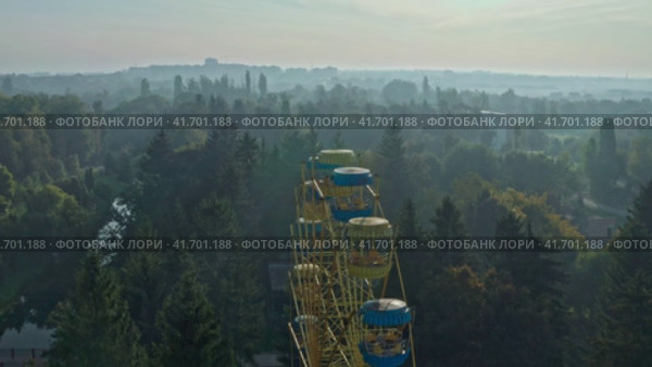 Ferris wheel in Lutsk Park (2023 год). Стоковое видео, видеограф Артем Лукин / Фотобанк Лори