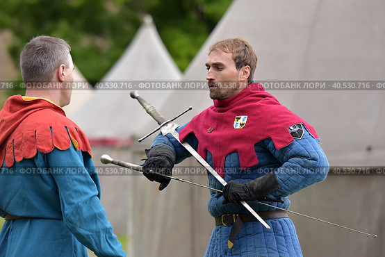 Festival of medieval reconstruction "Russian fortress", Fencing on swords in medieval costumes (2015 год). Редакционное фото, фотограф Анна Кривицкая / Фотобанк Лори