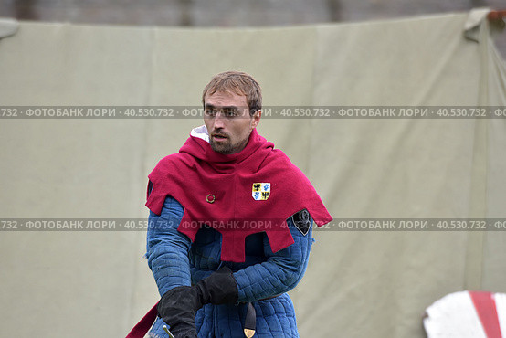 Festival of medieval reconstruction "Russian fortress", Fencing on swords in medieval costumes (2015 год). Редакционное фото, фотограф Анна Кривицкая / Фотобанк Лори
