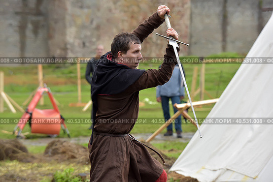 Festival of medieval reconstruction "Russian fortress", Fencing on swords in medieval costumes (2015 год). Редакционное фото, фотограф Анна Кривицкая / Фотобанк Лори