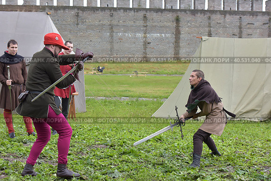Festival of medieval reconstruction "Russian fortress", Fencing on swords in medieval costumes (2015 год). Редакционное фото, фотограф Анна Кривицкая / Фотобанк Лори