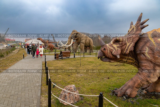 Фигуры экспонатов в Динопарке Янтарного (2024 год). Редакционное фото, фотограф Константин Чижов / Фотобанк Лори