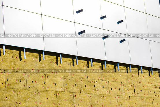Finishing with ceramic tiles on top of the insulation. Close-up. Стоковое фото, фотограф Антон Вахрушев / Фотобанк Лори