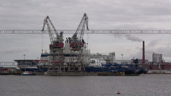 Финский ледокол "Nordica" в плавучем доке в порту Котки пасмурным ноябрьским днем. Котка, Финляндия (2019 год). Редакционное видео, видеограф Виктор Карасев / Фотобанк Лори