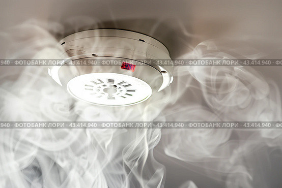Fire Alarm, Smoke Detector, Fire Detector in Action. Safety Device Installed at Ceiling. Smart Home Security System in Hotel, Apartment Room, Office. For Service Engineering Company Site, Advertising. Стоковое AI-изображение, AI-художник Марина Демидюк / Фотобанк Лори