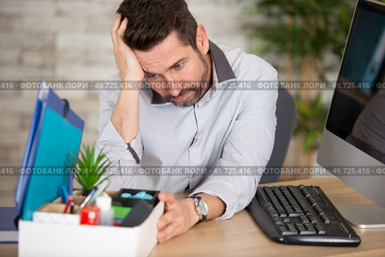 fired frustrated man in suit sitting. Стоковое фото, агентство Ingram Publishing / Фотобанк Лори
