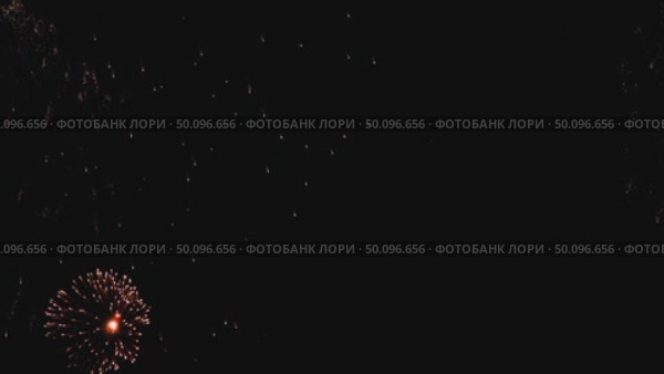 Fireworks in the night sky. Стоковое видео, видеограф Игорь Жоров / Фотобанк Лори