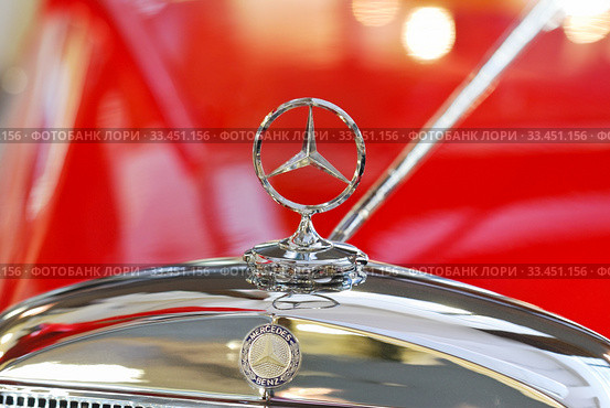 Фирменный знак "Mercedes-Benz" (2011 год). Редакционное фото, фотограф Алёшина Оксана / Фотобанк Лори