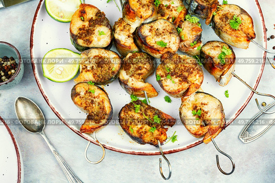 Fish shashlik on skewers. Grilled mackerel skewers. BBQ.. Mackerel fish on skewers. Стоковое фото, агентство Ingram Publishing / Фотобанк Лори