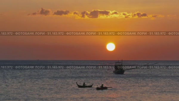Fishing boat in sea at sunset. Стоковое видео, видеограф Михаил Коханчиков / Фотобанк Лори