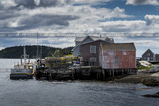 Fishing shed and boat at dock, West Dover, Halifax, Nova Scotia, Canada. Стоковое фото, агентство Ingram Publishing / Фотобанк Лори