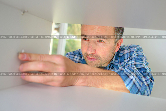 Fitting a cupboard. Стоковое фото, агентство Ingram Publishing / Фотобанк Лори