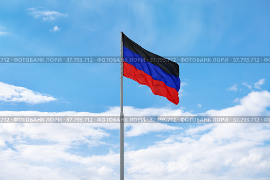 Flag of the self-proclaimed Donets People's Republic (DPR or DNR) (2022 год). Стоковое фото, фотограф Роман Самохин / Фотобанк Лори