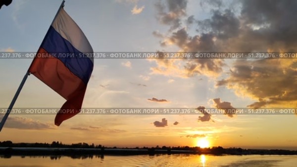 Флаг России на фоне заката. Стоковое видео, видеограф Мария Сергеева / Фотобанк Лори