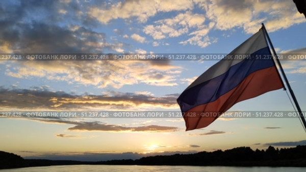 Флаг России на фоне заката на реке Оке. Стоковое видео, видеограф Мария Сергеева / Фотобанк Лори