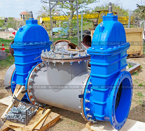 Фланец и труба на белом фоне. Flanges,pipe connection with flange. Стоковое фото, фотограф Татьяна Д / Фотобанк Лори
