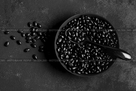 flat lay arrangement black beans dark background. Стоковое фото, агентство Ingram Publishing / Фотобанк Лори
