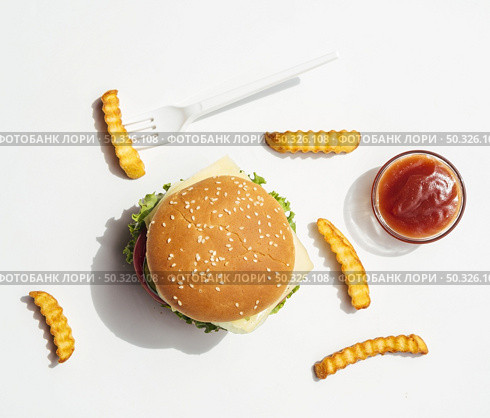 flat lay burger with fries ketchup. Resolution and high quality beautiful photo. flat lay burger with fries ketchup. High quality beautiful photo concept. Стоковое фото, агентство Ingram Publishing / Фотобанк Лори