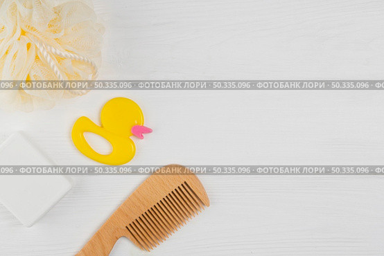 flat lay comb with ducky loofah baby shower. Стоковое фото, агентство Ingram Publishing / Фотобанк Лори