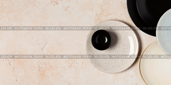 flat lay composition different sized plates 1. Стоковое фото, агентство Ingram Publishing / Фотобанк Лори