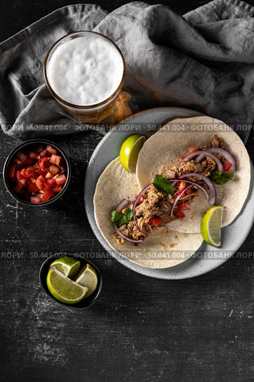 flat lay tortilla with meat vegetables. Стоковое фото, агентство Ingram Publishing / Фотобанк Лори
