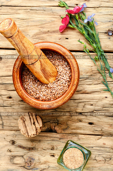 Flax seed,oil and flax flowers in mortar.Linseeds. Heap of linseeds. Стоковое фото, агентство Ingram Publishing / Фотобанк Лори