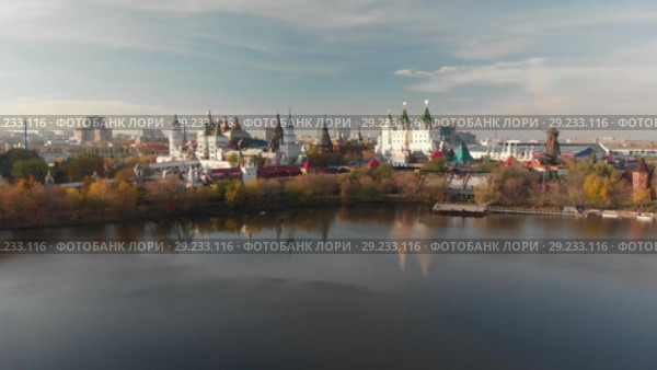 Flight over Silver-grape pond to the Izmailovsky Kremlin in Moscow, Russia. Редакционное видео, видеограф Володина Ольга / Фотобанк Лори
