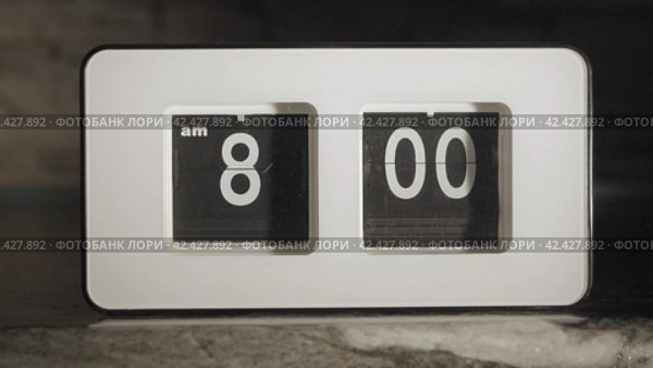 Flip clock mechanism. 8-00 AM. Editing of three shots: wide, medium and close-up. Super slow motion 240 fps. Стоковое видео, видеограф EStarodubov / Фотобанк Лори