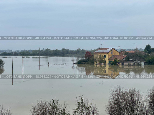 Flooding due to rain and the collapse of the Cadelbosco di Sotto dam, dike, Italiy. Стоковое фото, фотограф Jose Leonardo Marino Coronado / Фотобанк Лори
