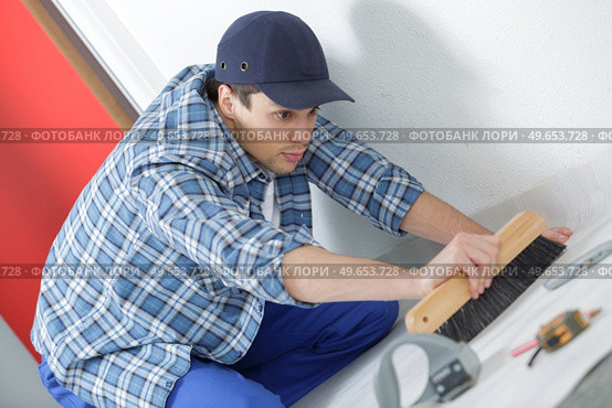floor tiles installation man installs ceramic tile. Стоковое фото, агентство Ingram Publishing / Фотобанк Лори