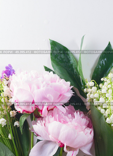 Floral border of fresh flowers - lilac, peonies and lilly of the walley flowers close up. Floral borders. Стоковое фото, агентство Ingram Publishing / Фотобанк Лори